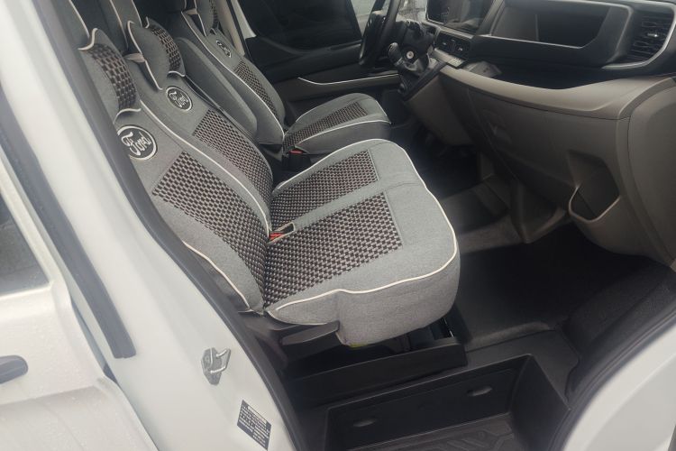 福特 全顺 2023款 2.0T柴油手动多功能商用车中轴低顶5/6座中控内饰7004