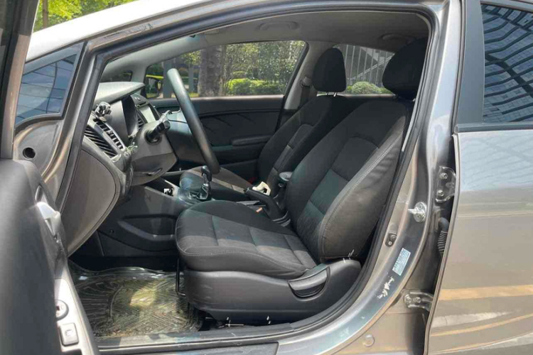 起亚K3 2015款 1.6L 手动GL中控内饰7004