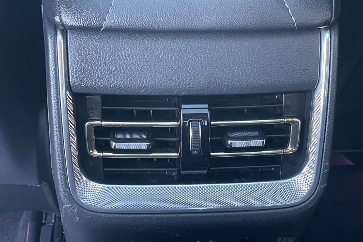 红旗H5 2023款 2.0T 自动智联旗畅版中控内饰7006