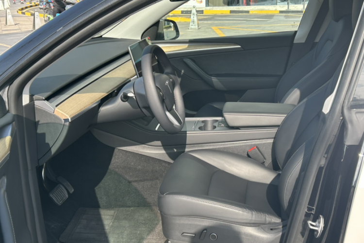 特斯拉 Model Y 2022款 改款 后轮驱动版中控内饰7005