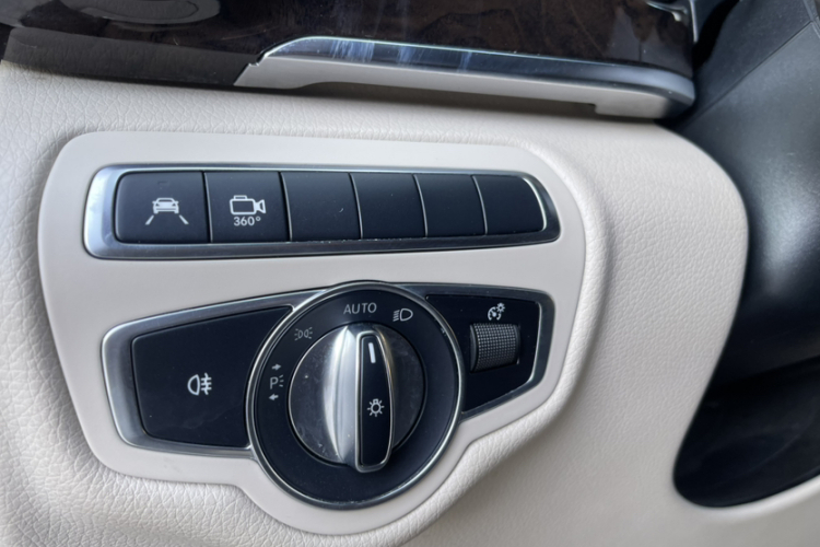 奔驰V级 2018款 V 260 L 尊贵加长版 国VI中控内饰7003