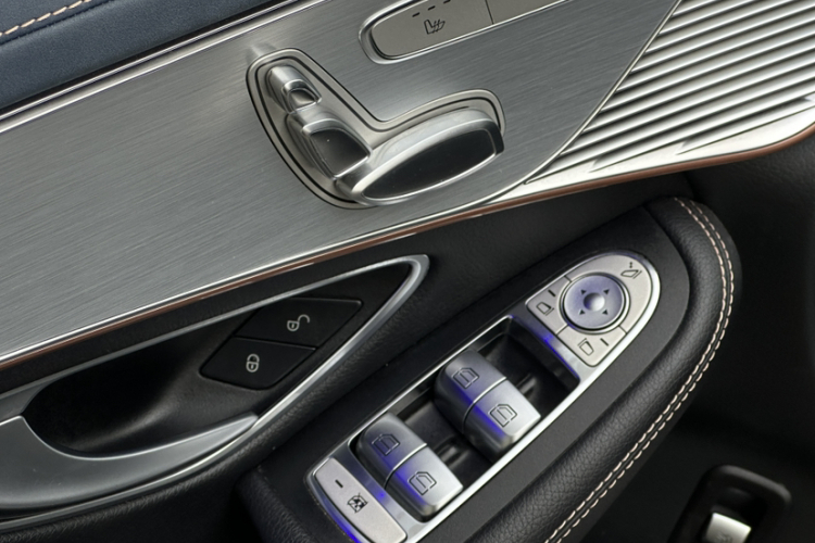 奔驰EQC 2022款 EQC 350 4MATIC中控内饰7003