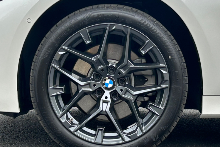 宝马3系 2025款 330Li M运动曜夜套装车身外观6009