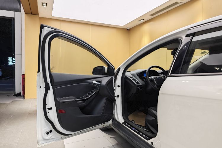 福特 福克斯 2015款 两厢 1.6L 自动风尚型车身外观6006