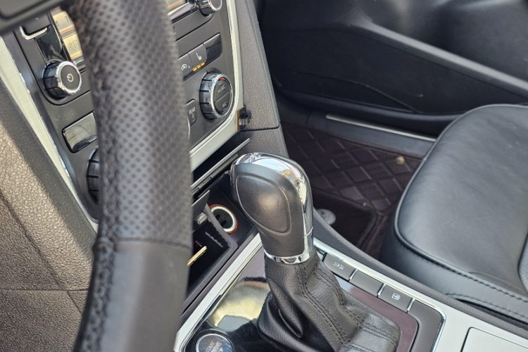 大众 帕萨特 2015款 1.8TSI DSG御尊版中控内饰7009