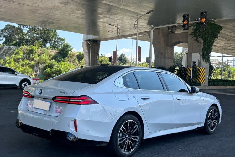 宝马5系 2025款 530Li 领先型 M运动套装车身外观6005