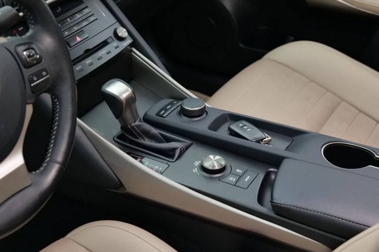 雷克萨斯IS 2017款 300 领先版中控内饰7014