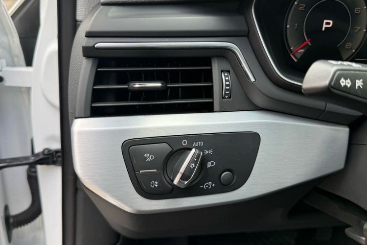 奥迪A4L 2024款 40 TFSI 时尚动感型中控内饰7009