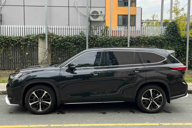 丰田 皇冠陆放 2022款 2.5L HEV四驱旗舰版车身外观6006