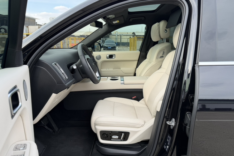 理想汽车 理想L7 2023款 Max中控内饰7010