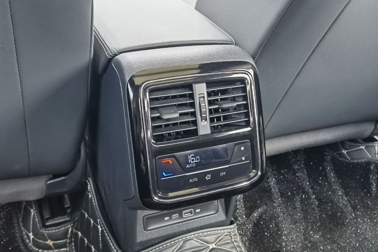 大众 帕萨特 2025款 出众款 380TSI 星空龙腾版中控内饰7006