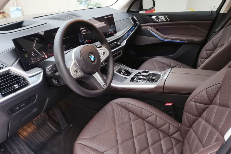 宝马X5 2023款 xDrive 30Li 尊享型M运动套装中控内饰7001