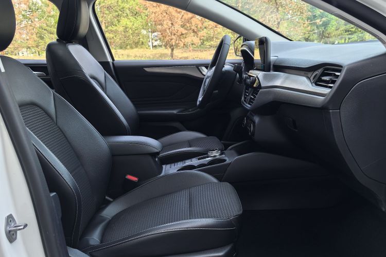 福特 福克斯 2020款 三厢 EcoBoost 180 自动锋潮型中控内饰7006