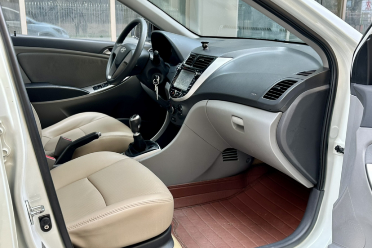 现代 瑞纳 2014款 1.4L 手动智能型GLS中控内饰7006