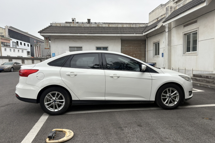 福特 福克斯 2018款 三厢经典 EcoBoost 125 自动超能风尚型智行版车身外观6005