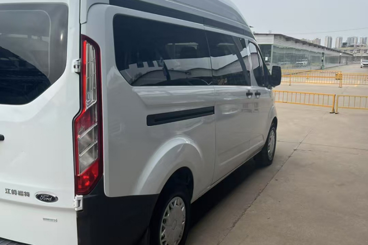 福特 全顺 2017款 2.0T汽油多功能商用车中轴中顶国V车身外观6006