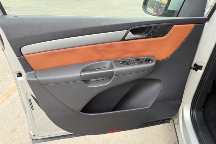 大众 夏朗 2013款 2.0TSI 标配型局部细节9003