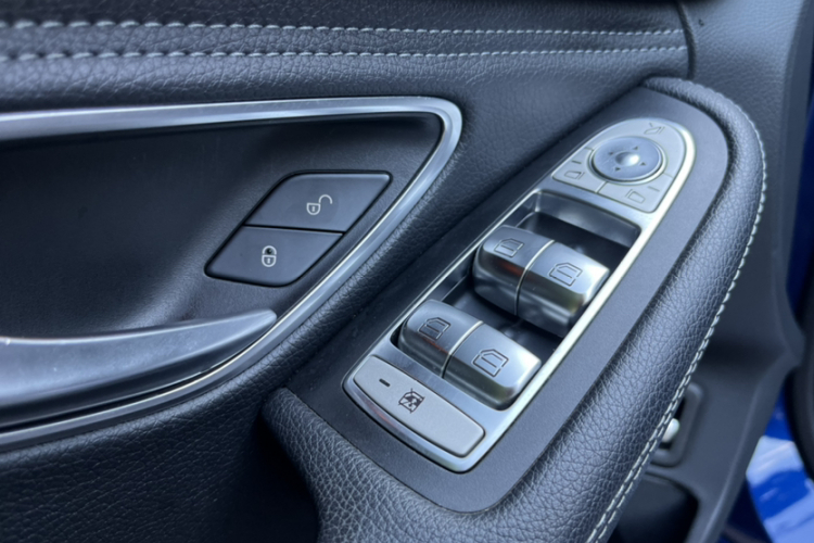 奔驰C级 2019款 C 180 L 时尚型运动版中控内饰7010