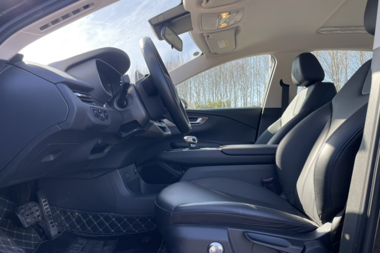 红旗E-QM5 2022款 431km 充电乐享版中控内饰7003