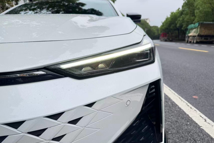 长安UNI-V 2024款 1.5T 尊贵运动型局部细节36