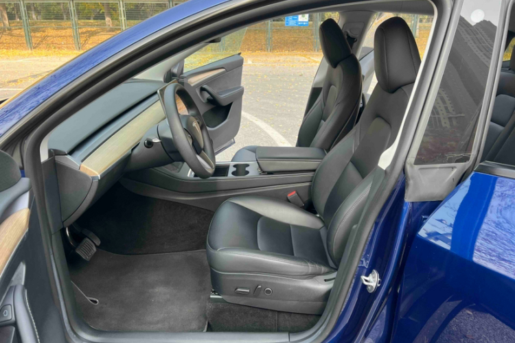 特斯拉 Model Y 2022款 改款 后轮驱动版中控内饰7012