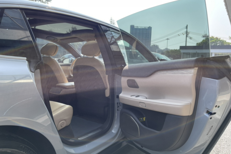 蔚来ET7 2022款 100kWh 首发版中控内饰7011