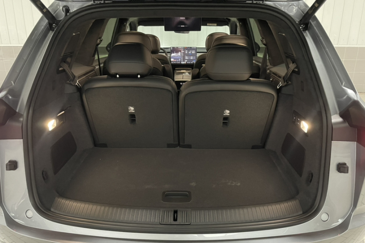 乐道L90 2025款 Max 六座版中控内饰7008