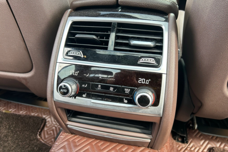 宝马7系 2018款 730Li 领先型 M运动套装中控内饰7006