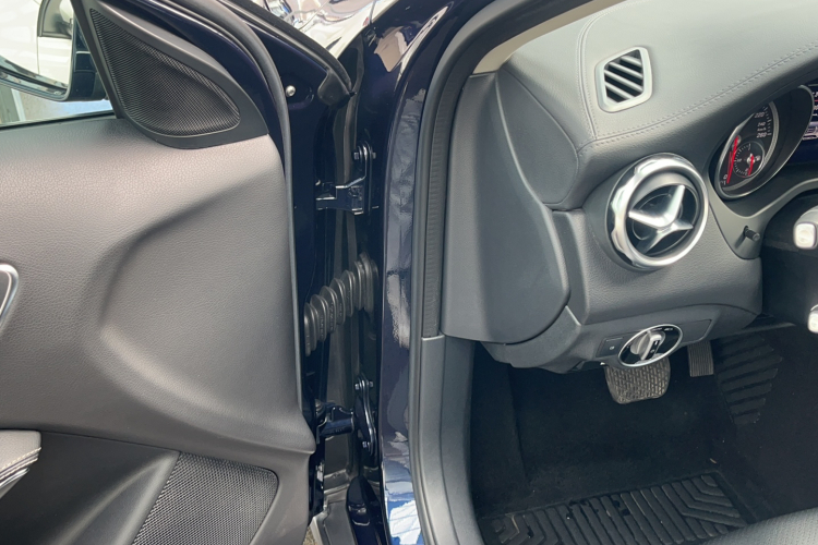 奔驰GLA 2018款 GLA 200 时尚型中控内饰7002