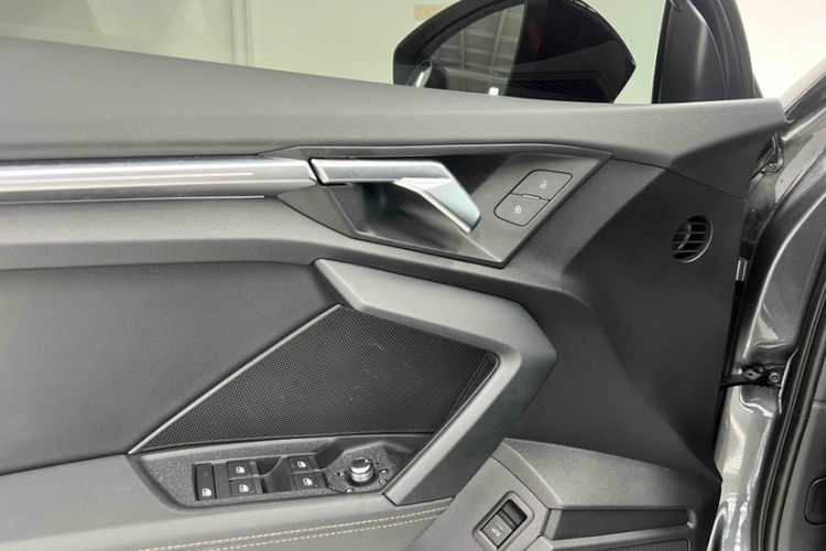 奥迪A3 2024款 A3L Limousine 35 TFSI RS套件燃速型中控内饰7009