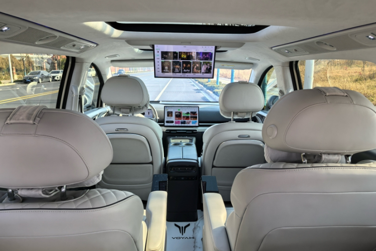 岚图汽车 岚图梦想家 2025款 PHEV 四驱旗舰乾崑版中控内饰7004