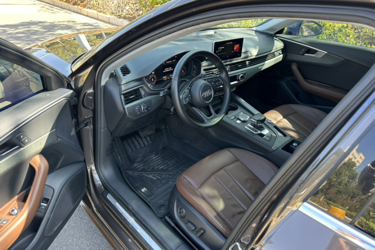 奥迪A4L 2017款 45 TFSI quattro 风尚型中控内饰7002