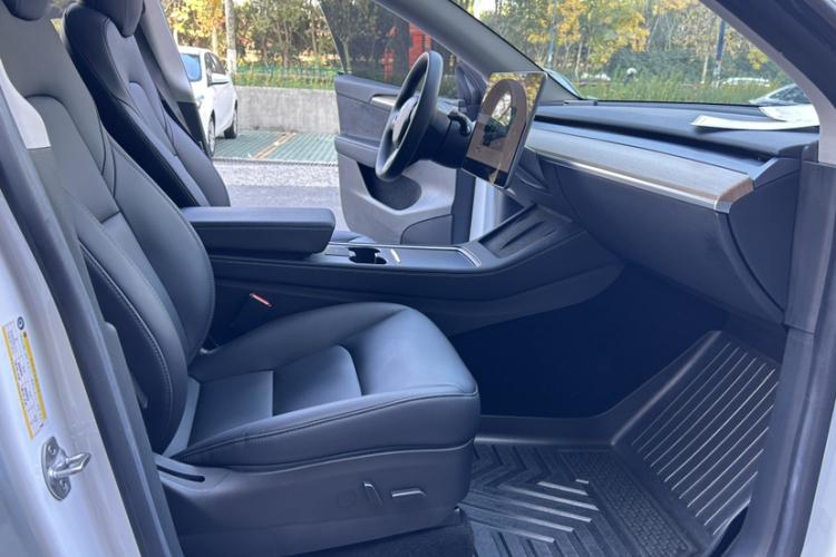 特斯拉 Model Y 2022款 后轮驱动版中控内饰7002