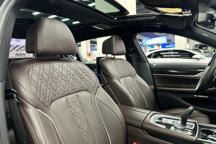 宝马7系 2018款 730Li 尊享型 M运动套装局部细节22