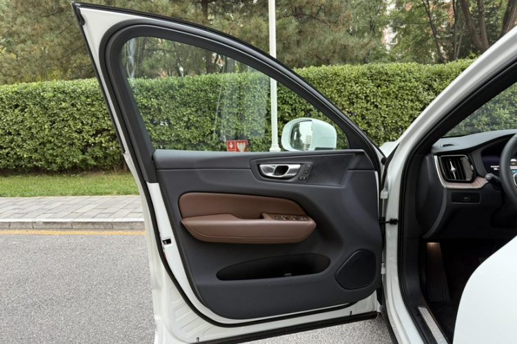 沃尔沃XC60 2025款 B5 四驱智远豪华版中控内饰7010