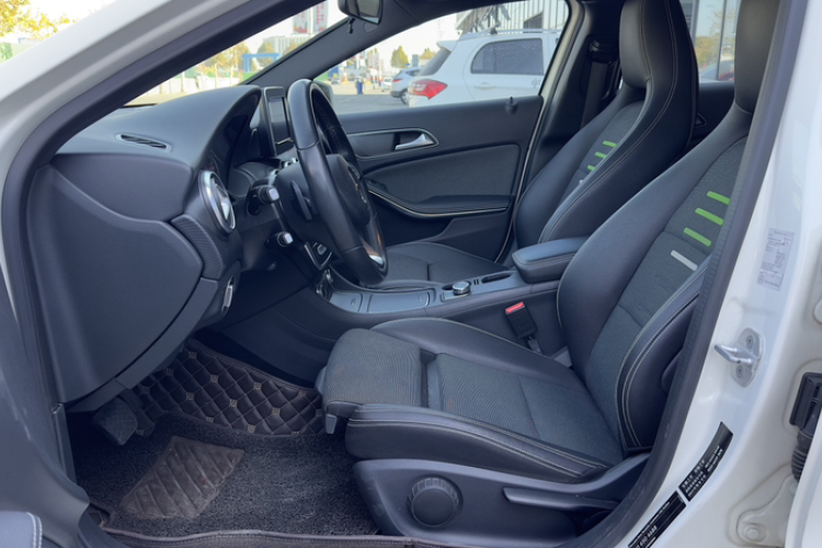 奔驰A级(进口) 2017款 A 200 动感型中控内饰7001