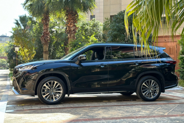 丰田 皇冠陆放 2024款 2.5L HEV四驱尊贵版车身外观6006