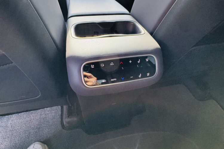 零跑汽车 零跑C16 2024款 增程 200激光雷达版中控内饰7003