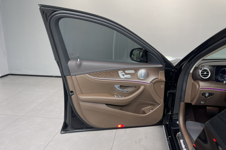 奔驰E级 2021款 E 300 L 尊贵型中控内饰7008