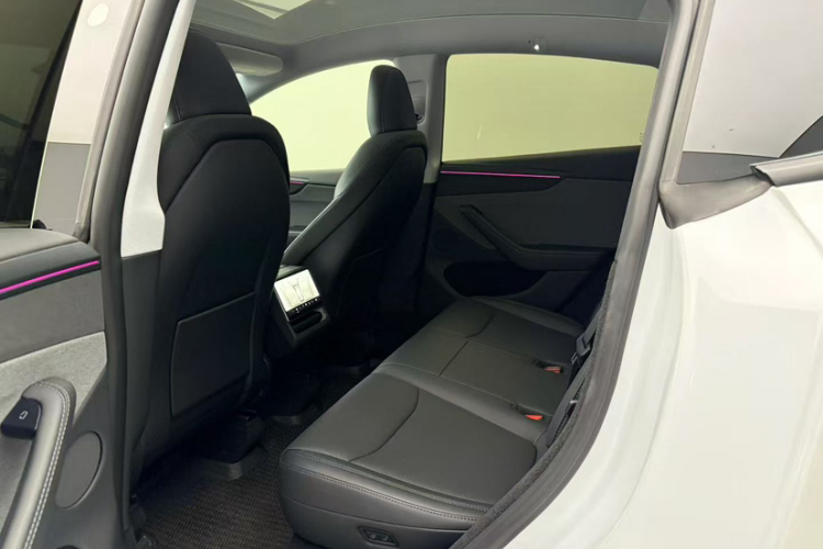 特斯拉 Model Y 2025款 后轮驱动 首发版中控内饰7005