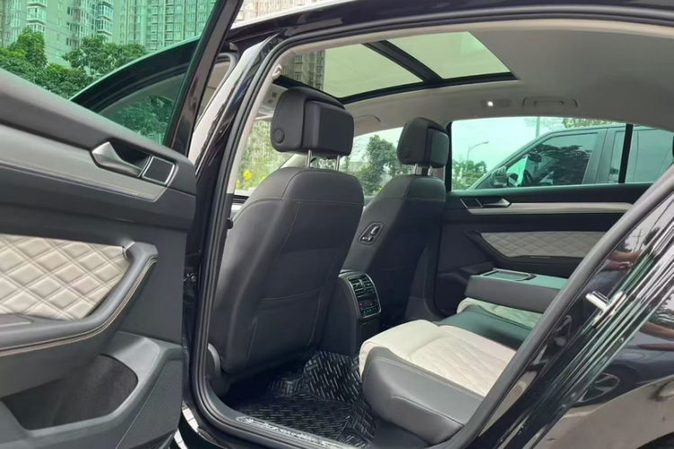 大众 迈腾 2023款 200万辆纪念版 380TSI DSG旗舰型中控内饰7001