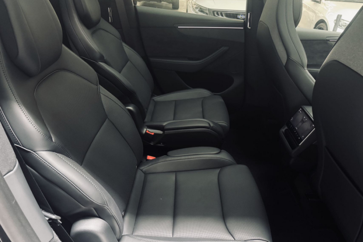 特斯拉 Model Y L 2025款 长续航全轮驱动版中控内饰7007