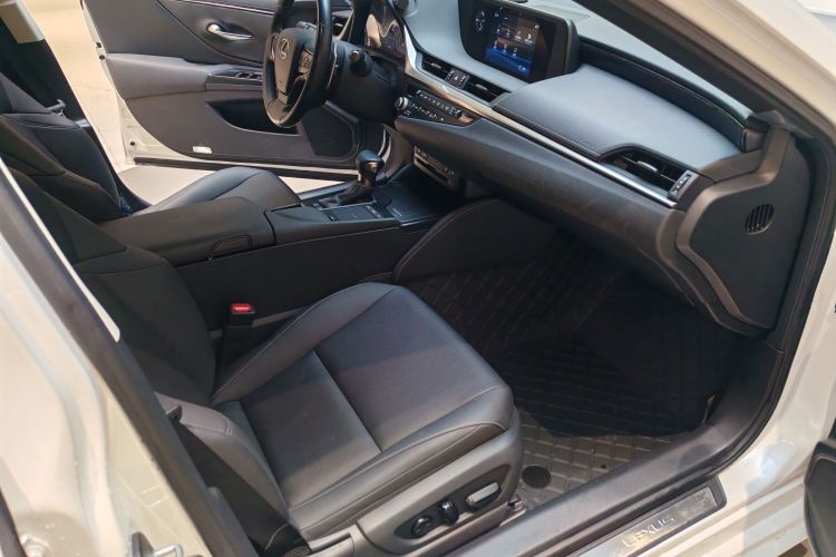 雷克萨斯ES 2020款 300h 臻享版局部细节41