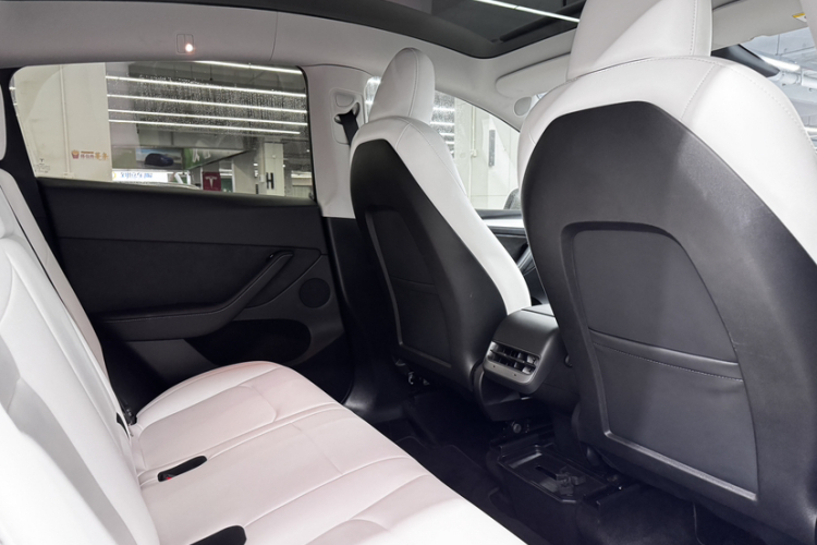 特斯拉 Model Y 2022款 长续航全轮驱动版中控内饰7004