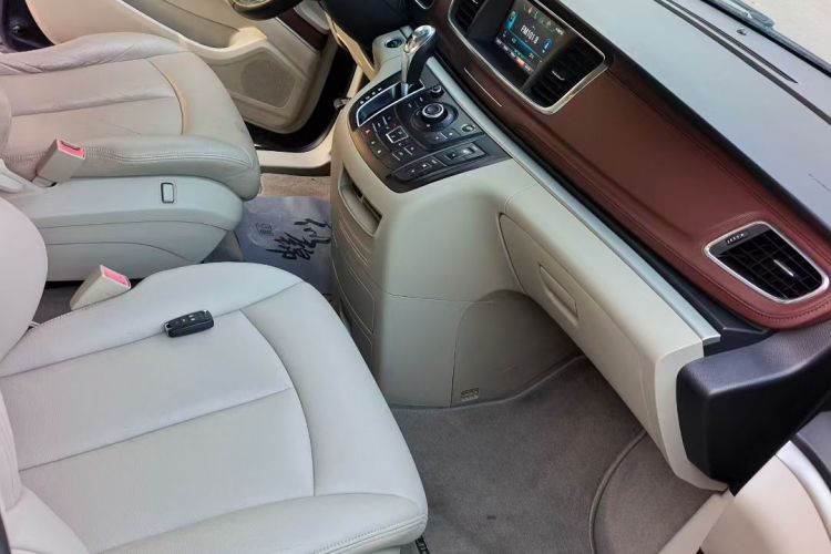 别克GL8 2017款 25S 舒适型 国V中控内饰7002