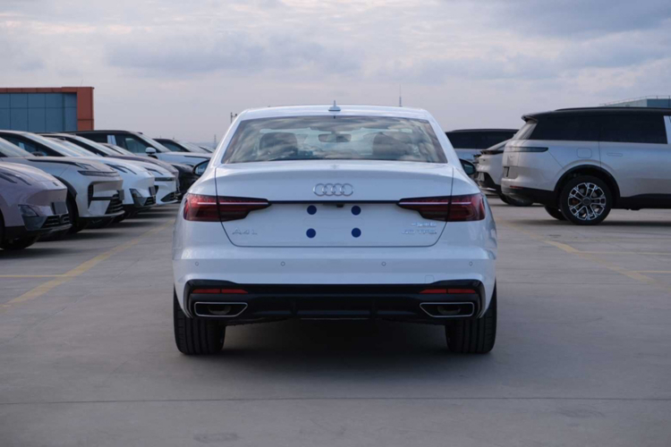 奥迪A4L 2025款 200万辆悦享版 40 TFSI 豪华动感型车身外观6006