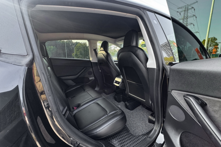 特斯拉 Model Y 2021款 标准续航后驱版中控内饰7004