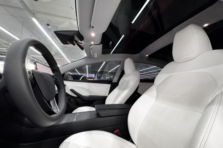 特斯拉 Model 3 2023款 后轮驱动版中控内饰7004