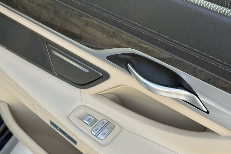 宝马7系 2016款 730Li 豪华型局部细节9008