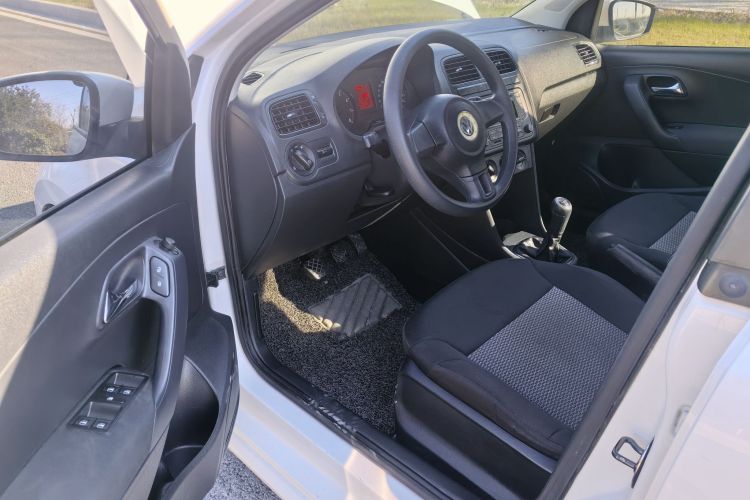 大众 Polo 2013款 1.4L 手动风尚版中控内饰7002